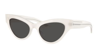 Das Bild zeigt die Oliver Peoples Sonnenbrille OV5573SU 1951c 160687 leicht seitlich.